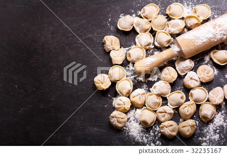 fresh raw russian pelmeni, ravioli or dumplings 32235167