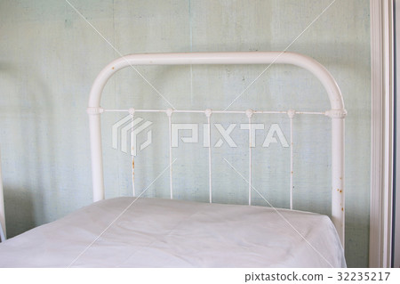 Old bed room 32235217