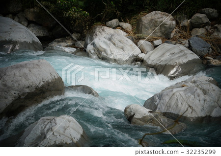 溪流 32235299