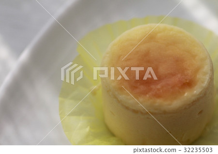 Bite-sized fluffy and moist cheese soufflé 32235503