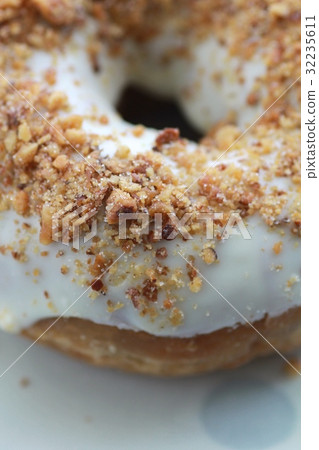 鬆軟的白巧克力核桃甜甜圈 鬆軟的白巧克力核桃甜甜圈 32235611