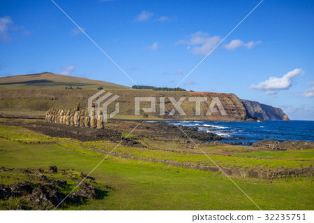 Moais statues, ahu Tongariki, easter island 32235751