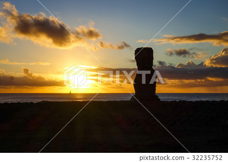 Moai statue ahu akapu at sunset, easter island 32235752