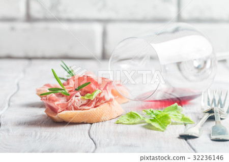 red wine and bruschetta with prosciutto  32236146