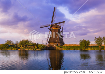 Windmills in Kinderdijk - Netherlands Windmills in Kinderdijk - Netherlands 32236537