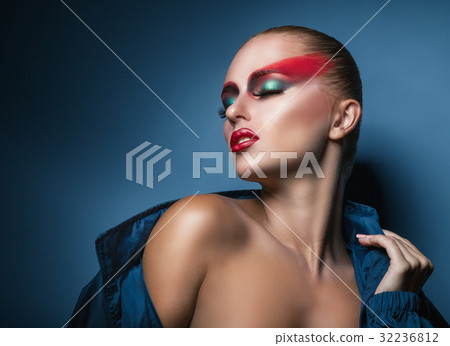 Woman with fashion make-up Woman with fashion make-up 32236812