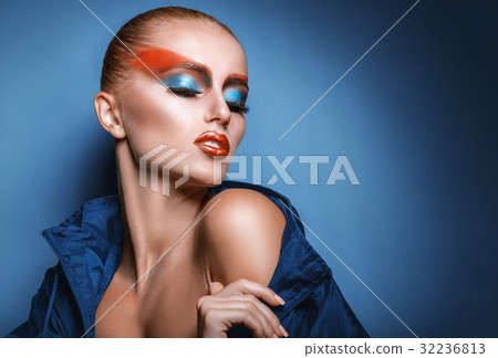 Woman with fashion make-up Woman with fashion make-up 32236813