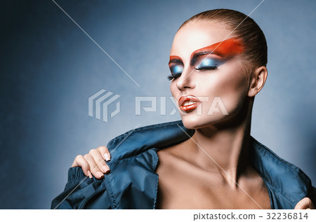 Woman with fashion make-up 32236814