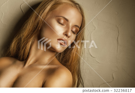 Gold makeup Gold makeup 32236817