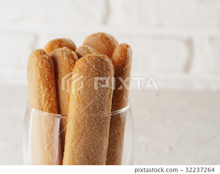 ladyfinger savoiardi biscuit cookies close up 32237264