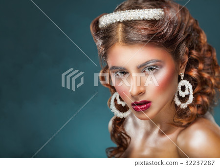 Beautiful woman Beautiful woman 32237287