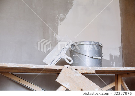 Set of plaster trowel tool, spatula and bucket. 32237976