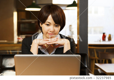 Cafe female young lady computer break break business woman nomad nomad cafe customer 32237985
