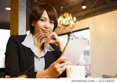 咖啡館女性小姐片劑斷裂斷裂女商人游牧人游牧人咖啡館顧客 32238000