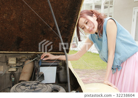 一個女人需要一輛破車 一個女人需要一輛破車 32238604
