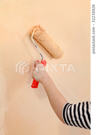 Worker hand with paintroller 32238926