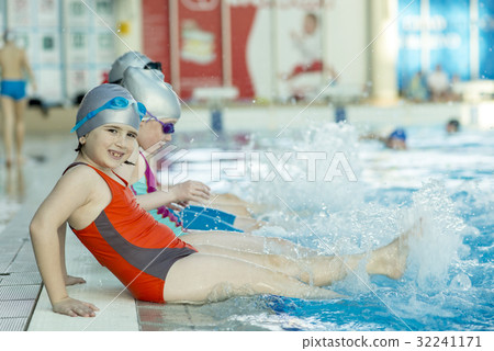 happy children kids group at swimming pool class 32241171
