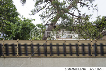 在日本花園中設置的柵欄 32241659
