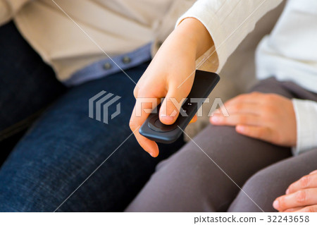 Watch movies with parents and children Controllers watching movies with parents and children 32243658