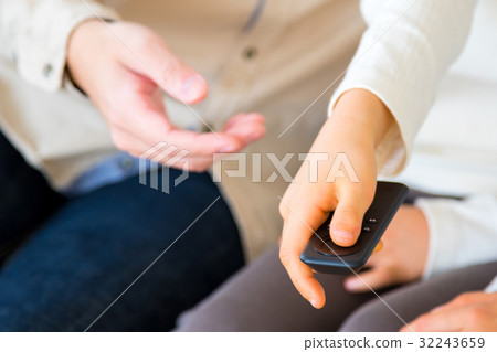 Watch movies with parents and children Controllers watching movies with parents and children 32243659