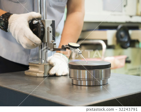 operator inspection dimension of cnc turning parts 32243791