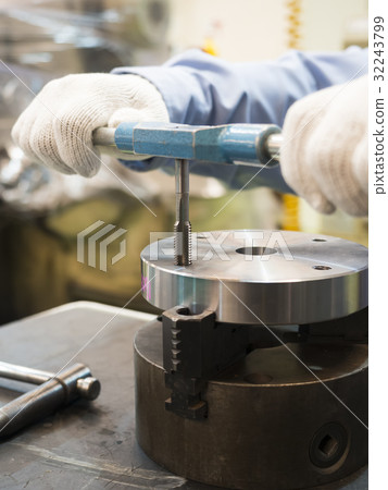 manual tapping by hand 32243799
