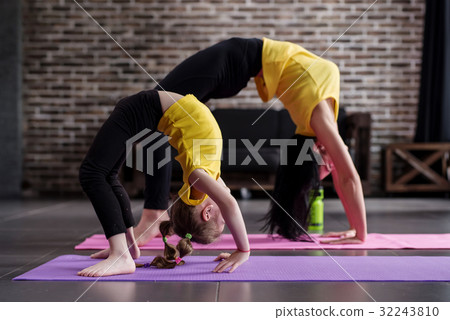 Two flexible girls of different age doing upward 32243810