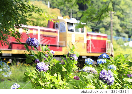 Watase ravine early summer railway Watase ravine early summer railway 32243814