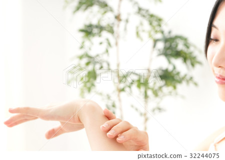 A young woman doing skin care 32244075