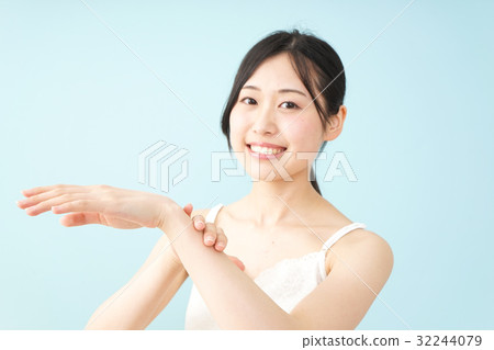 A young woman doing skin care 32244079