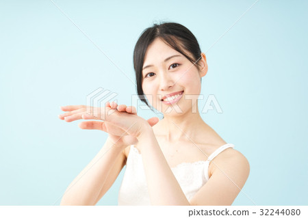 A young woman doing skin care 32244080