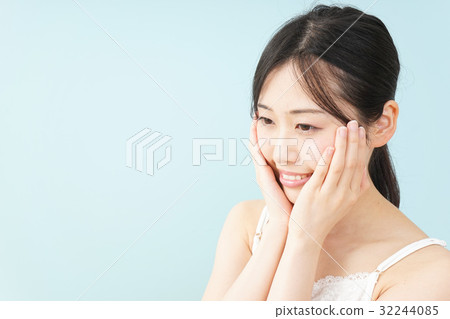 A young woman doing skin care 32244085
