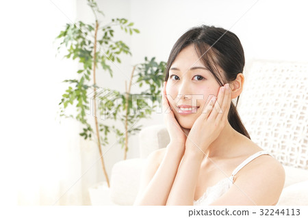 一名年輕女子正在做皮膚護理 32244113