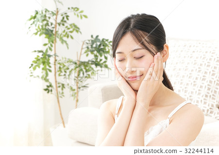 A young woman doing skin care 32244114