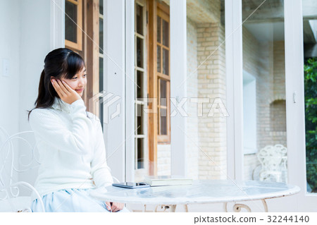 使用聰明的女孩的女孩演奏耳機女性初中學生房子演播室房子 32244140