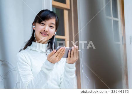 使用聰明的女孩的女孩演奏耳機女性初中學生房子演播室房子 32244175