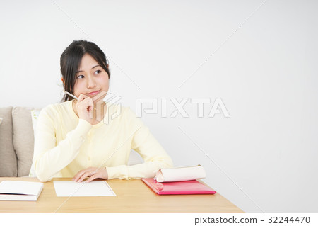 在家學習的一個少婦 在家學習的一個少婦 32244470