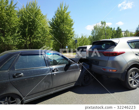 Two autos crashed Two autos crashed 32246223