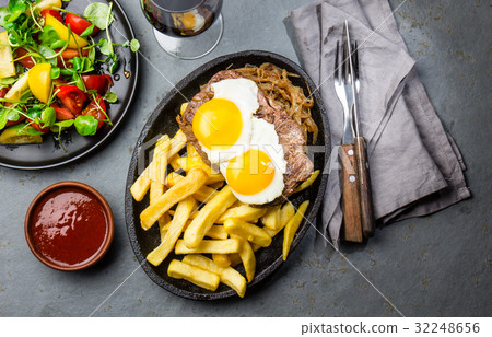 Peruvian Latin American food. Lomo a lo pobre 32248656