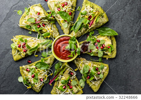 Green spinach dough, vegetables and cheese pizza 32248666