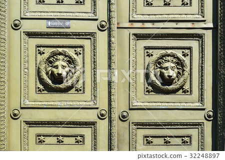 Ancient door in the house in St. Petersburg 32248897