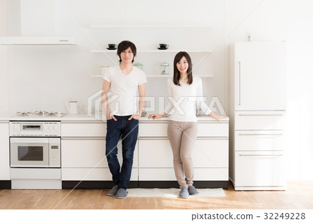 一對夫婦在廚房裡放鬆 32249228