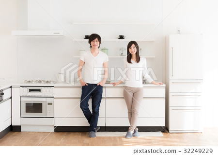 一對夫婦在廚房裡放鬆 32249229