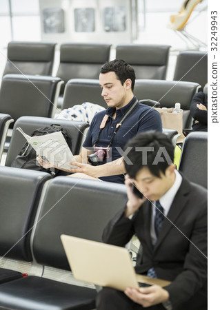等待飛行和商人的外國人 等待飛行和商人的外國人 32249943