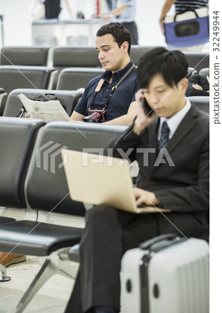 等待飛行和商人的外國人 32249944