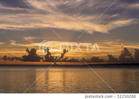 在聖吉海灘的日落 32250288