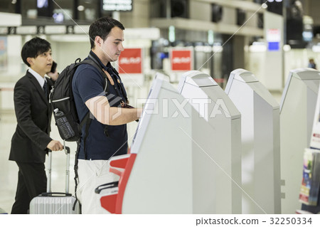 外國人背包客使用自動登記機 外國人背包客使用自動登記機 32250334