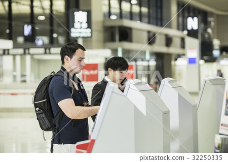 外國人背包客使用自動登記機 外國人背包客使用自動登記機 32250335