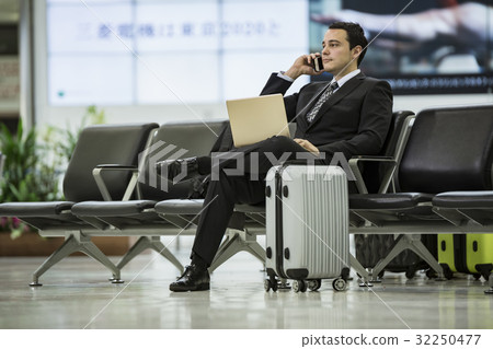 等待飛行的外國商人 32250477