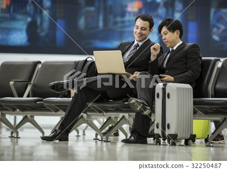 Businessmen waiting for boarding 32250487